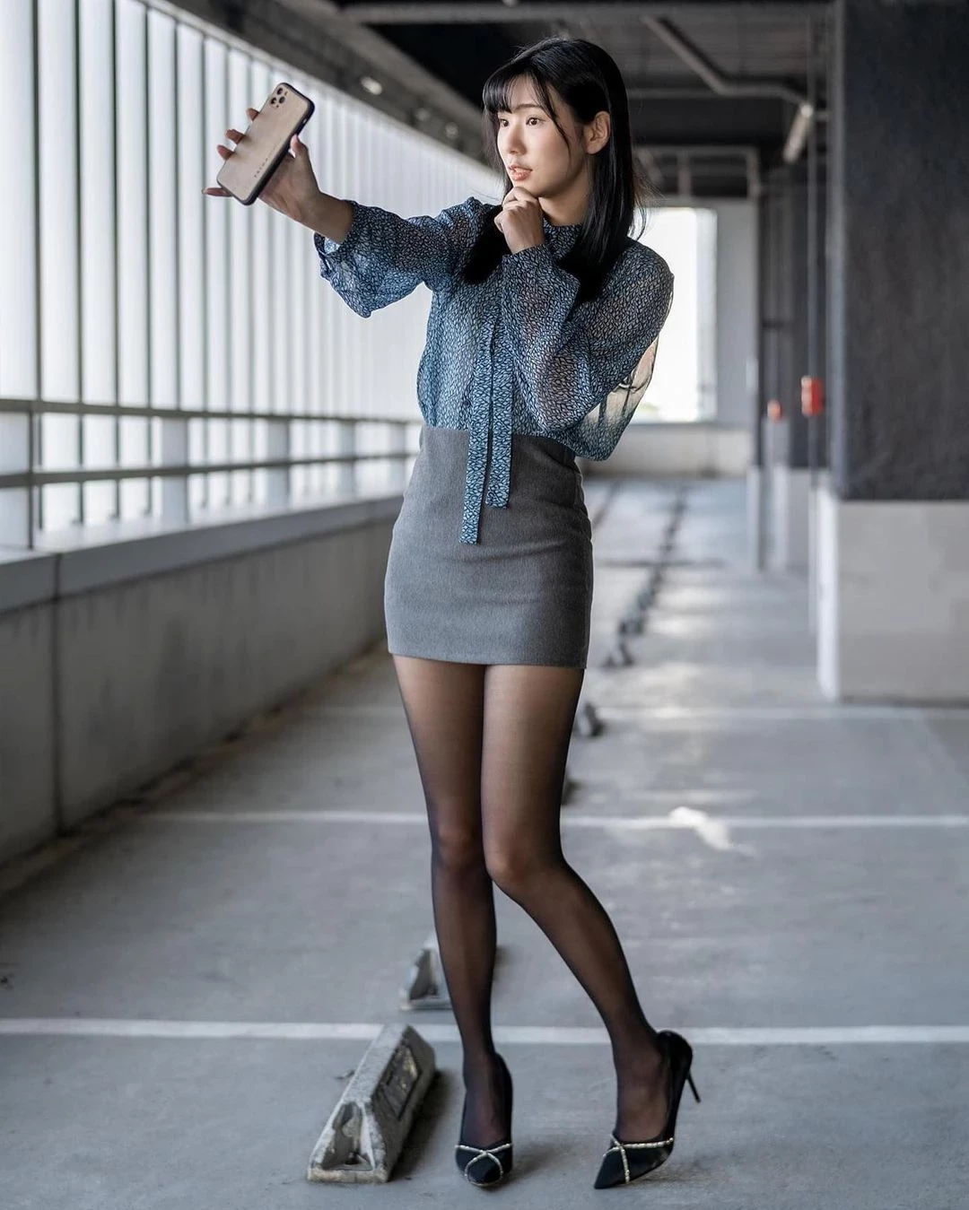 清纯妹子手毛小姐姐 黑丝真是香啊 [25P]